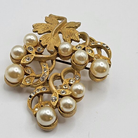 Vintage 1930s Simulated Pearl Grape Cluster Brooch Pin 2in - Picture 1 of 4